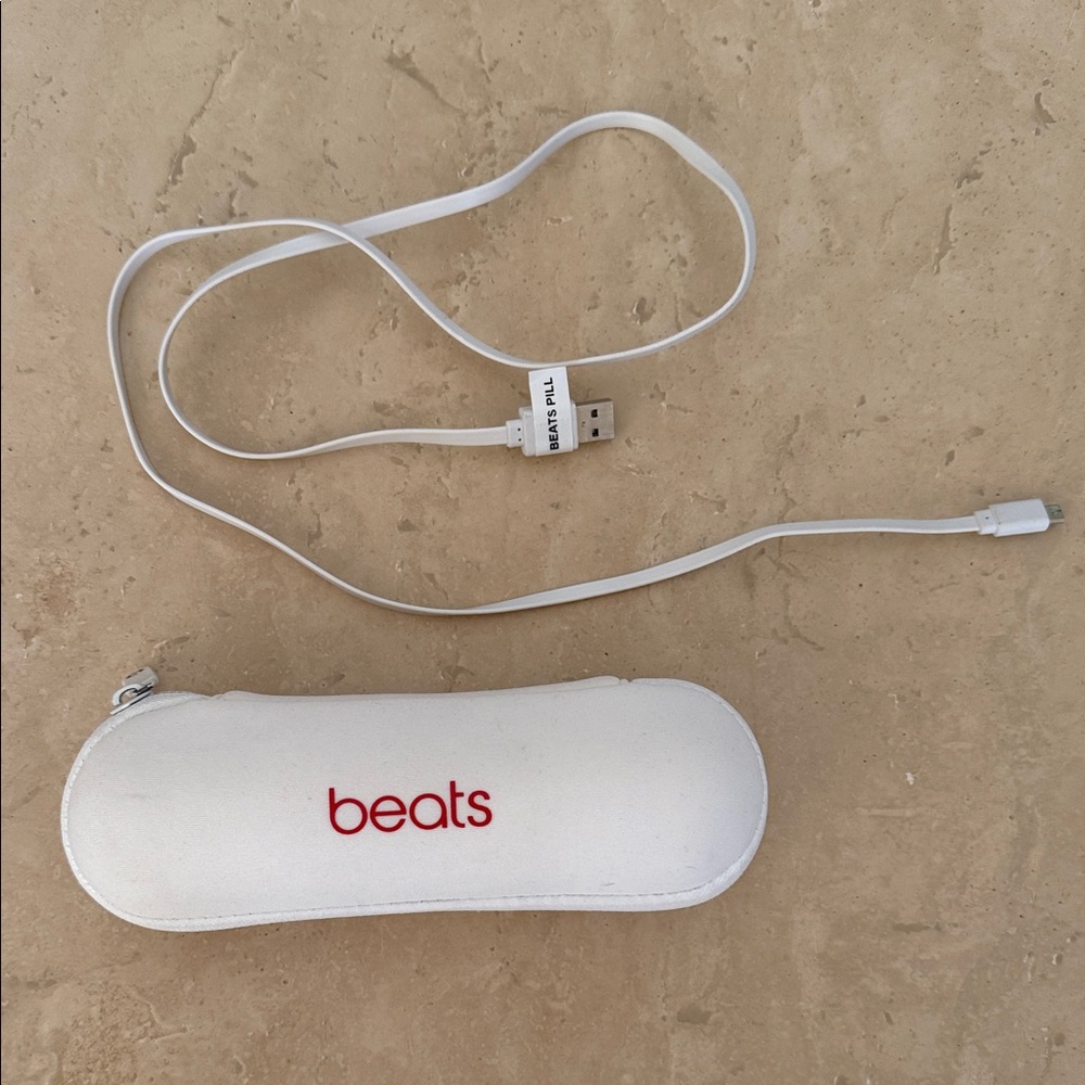 Beats 1.0 White Speaker with Cable and Case OG